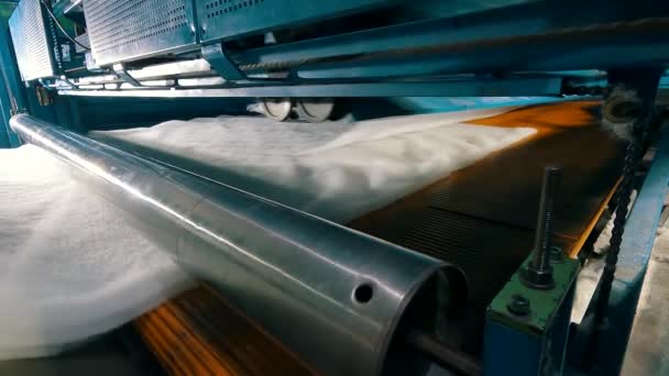 Syntepon manufacturing process. How synthpeon is made. Factory of nonwoven materials. Inside the machine for the production of synthetic winterizer — Stock Video