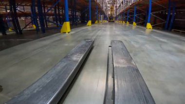 Depodaki bir forkliftin işi. Modern forklift bir depoda çalışıyor. Depoda özel ekipman işi, Pov.