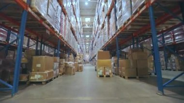 Modern depo. Endüstriyel iç. Fabrikada büyük bir depo. Depoda yüksek raflar