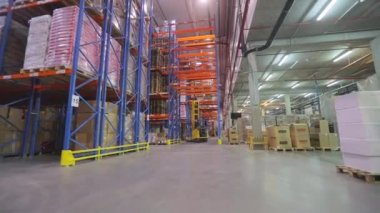 Depo işi. Büyük bir depoda iş akışı. Fabrikanın deposunda özel ekipman var. Modern yükleyiciler büyük bir depoda..