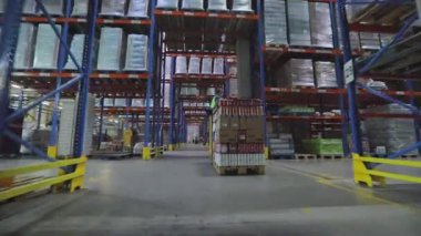 Modern forkliftte çalışan bir işçi. Büyük, modern bir depoda çalışıyorum. Modern bir depoda çalışma