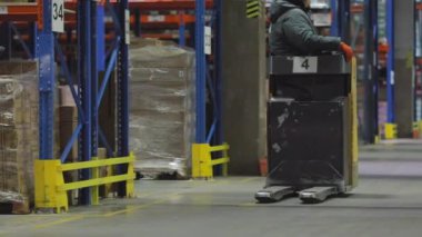 Modern forkliftte çalışan bir işçi. Büyük, modern bir depoda çalışıyorum. Modern bir depoda çalışma