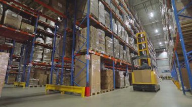 Depo işi. Modern yükleyiciler büyük bir depoda. Büyük bir depoda iş akışı. Fabrikanın deposunda özel ekipman var..