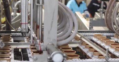 Dondurma fabrikası. Modern otomatikleştirilmiş dondurma üretim hattı. Dondurma üretim hattı