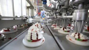 Dondurma üretimi yakın plan. Otomatik dondurma üretimi. Otomatik dondurma üretim hattı