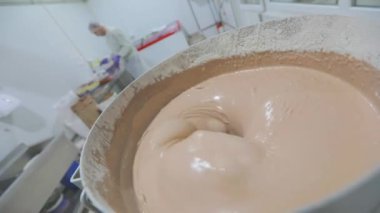 Yiyecek üretimi. Waffle için hamur topluyorum. Waffle kabı pişirmek için hamur hazırlığı. Fabrikada para kazanma süreci.