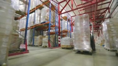 Forklift fabrikanın deposundan geçiyor. Modern depo. Fabrikada büyük bir depo. Depo çalışması