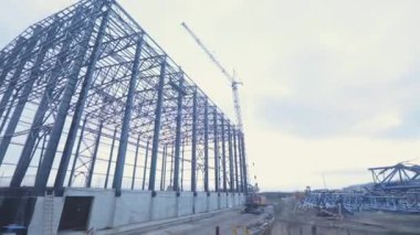 Fabrika için büyük bir depo inşaatı. Endüstriyel dış görünüş. Büyük çelik yapı binası. Endüstriyel bir binanın metal iskeleti. Bir sanayi binasının inşaatı.