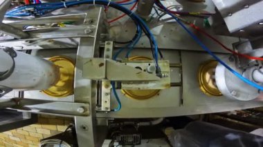 Dondurma üretimi için otomatik taşıyıcı. Dondurma fabrikası. Dondurma yapma süreci. Modern dondurma fabrikası..