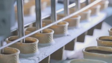 Otomatik dondurma üretimi. Dondurma üretimi. Dondurma Taşıyıcı Hattı