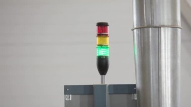 Fabrikadaki ışık emici. Fabrikadaki makinelerin çalışmalarını gösteriyor. fabrika uyarı sinyali