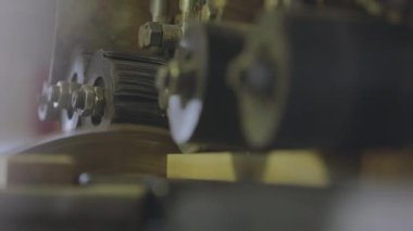 Otomatik bir makine bir tahta parçasını testereyle keser. Otomatik ahşap testeresi. Mobilya üretiminde otomatik hat