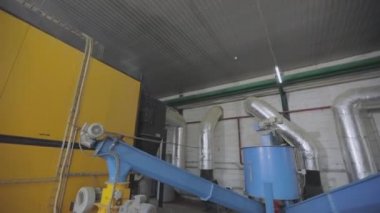 Odun atığı fırını. Modern geri dönüşüm fırını. Kazan dairesi. Modern bir kazan dairesinde..
