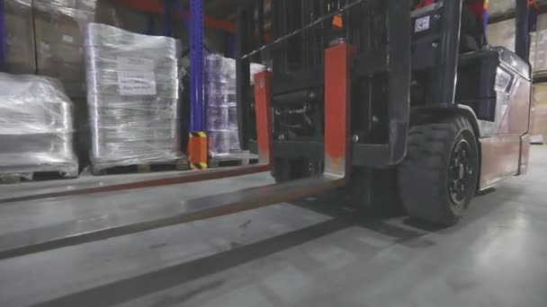 Forklift in motion close-up. Close-up of a forklift moving through a warehouse. Forklift wheels close-up — Vídeo de stock