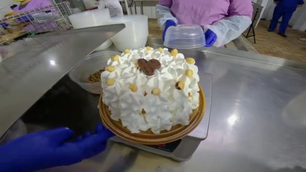 Az utolsó lépés a torta elkészítéséhez. A torta befejezése a gyárban. édességgyár — Stock videók
