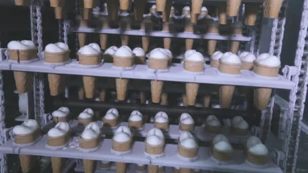 Gelato dopo il congelamento in fabbrica. Processo di produzione del gelato. Fare il gelato in una tazza in fabbrica. — Video Stock