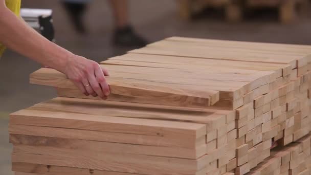 Almacén para barras de madera cuadradas procesadas. Preparación de barras para la creación de tableros de muebles. Muchas piezas de madera apiladas juntas — Vídeos de Stock