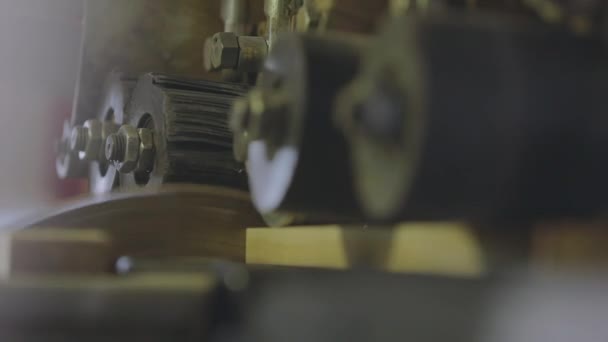 Eine automatische Maschine sägt ein Stück Holz. Automatisiertes Sägen von Rundholz. Automatisierte Linie in der Möbelproduktion — Stockvideo