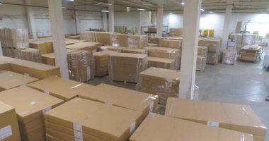 Modern bir mobilya fabrikasında uçmak. Endüstriyel dış görünüş. Havadaki fabrika manzarası