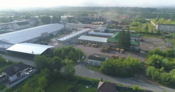 Vista superior de una fábrica moderna. Gran fábrica en el hermoso campo. Producción respetuosa con el medio ambiente — Vídeos de Stock