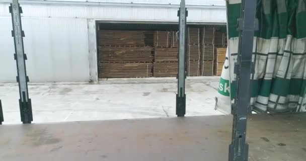 Πετώντας μέσα από το σώμα του φορτηγού. Ξηρασία ξύλου με συμπύκνωση σε ειδικό θάλαμο σε εργοστάσιο ξυλουργικής. Σύγχρονος εξοπλισμός για ξήρανση ξύλου — Αρχείο Βίντεο