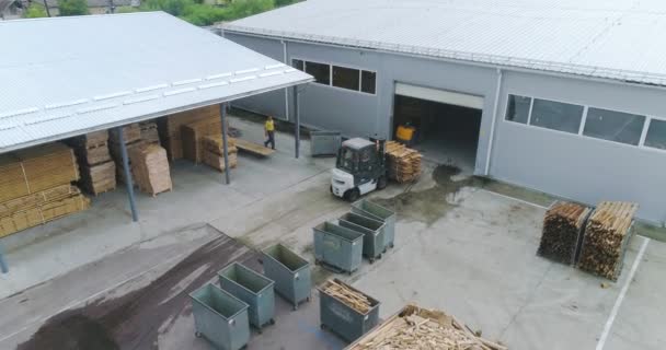 Entrepôt de bois à l'usine. Chariot élévateur transporte du bois à travers l'usine. Forclift traverse une usine moderne. — Video