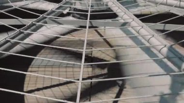 Geniş döner bıçaklar yakın plan. Fabrikada büyük pervane bıçakları var. Soğutma Kulesi Bıçakları