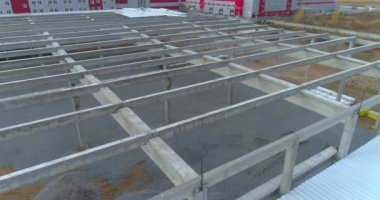 Güçlendirilmiş beton bir yapının üzerinde. Büyük bir inşaat alanının üzerinden uçmak. Havadan inşaat.