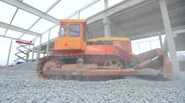 İnşaat alanındaki inşaat makineleri. Ağır inşaat malzemeleri. Sarı buldozer inşaat alanında çalışıyor. İnşaat alanında sarı buldozer..