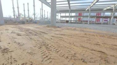 Güçlendirilmiş beton yapısı olan bir inşaat alanı. Büyük bir sanayi binasının inşaatı. İnşaat alanında endüstriyel iç mekan.