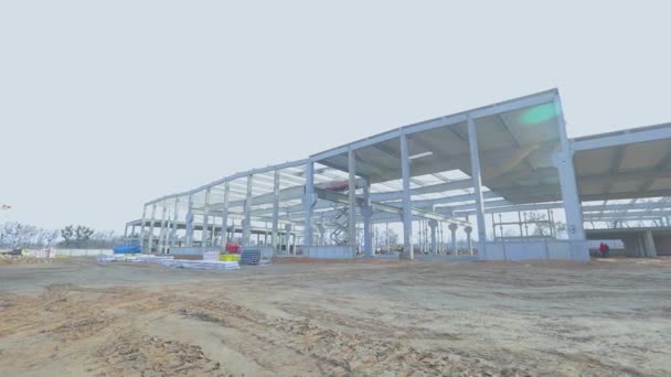 Industrial interior at a construction site. Construction site with reinforced concrete structure. Construction of a large industrial building. — Vídeo de Stock