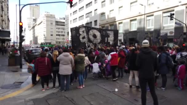Shromážděte se v ulicích Chile. Lidé se shromáždili na pokojné shromáždění v Chladném — Stock video