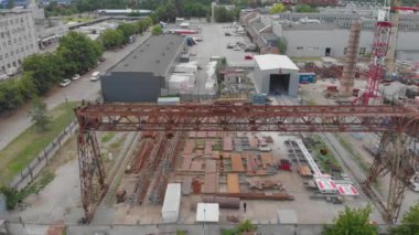 Metal yapıların montajı için bir fabrika. Metal yapılar montajı için atölyenin üzerinden uçuyor. Endüstriyel dış görünüş. Üst görünümü yerleştir.
