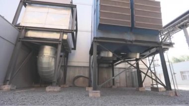 Büyük bir fabrikada hava arındırma. Hava arındırma için endüstriyel kurulum. Fabrikadaki modern hava arındırma sistemi..