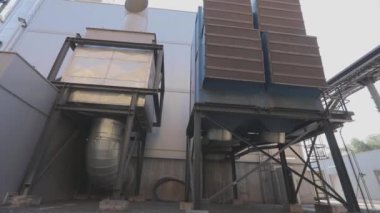 Büyük bir fabrikada hava arındırma. Hava arındırma için endüstriyel kurulum. Fabrikadaki modern hava arındırma sistemi..
