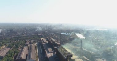 Büyük bir metalürjik tesisin üzerinden uçmak. Endüstriyel dış görünüş. Büyük modern fabrika.