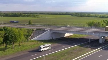 Otobanda bir taşıt kavşağı. Arabaları olan büyük bir yol, güzel havalarda manzaralı. Arabalar şehrin dışındaki otoyol boyunca gider..
