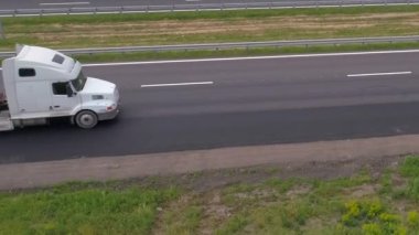 Yeşil çimen manzaralı, modern otoyolda kamyon turu. İHA 'dan yola çıkan kamyon..