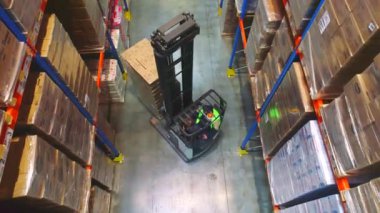 Büyük, modern bir depo. Modern bir depoda çalışıyorum. Büyük bir depoda forklift.