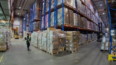 Depoda aktif bir iş. Modern forklift bir depoda çalışıyor. Depoda özel ekipman işi. Endüstriyel iç. Bir depoda forklift işi..