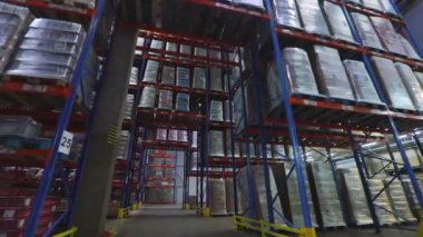 Mallarla dolu büyük bir depo. Yüksek rafları olan çok büyük bir depo. Büyük bir depoda. Modern depo