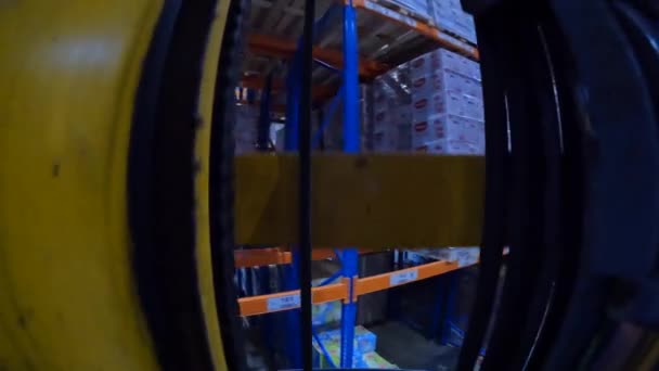 フォークリフトは一人称視点で倉庫を通過します。フォークリフトは現代の倉庫で働く。作業工程だ。倉庫内の特別な機器の仕事, pov. — ストック動画