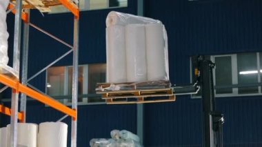 Agrofiber ambarın rafına konmuş. Forklift malları depodaki raflara koyuyor. depo işi.