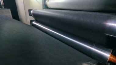 Agrofiber üretim süreci. Fabrikada tarım lifleri üretiliyor. Taşıyıcı hattındaki Agrofiber yakın plan.