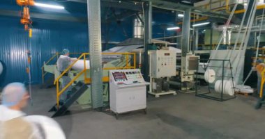 Dokumasız malzemelerin üretimi. Dokumasız kumaş fabrikasının atölyesi. Modern dokumasız malzeme dükkânı. endüstriyel iç