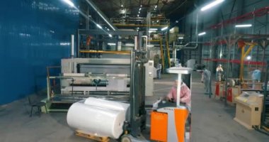 Forklift taşıma ruloları agrofiber. Forklift dokumasız malzemeler taşıyor..