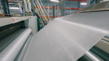 Fabrikada tarım lifleri üretiliyor. Taşıyıcı hattındaki aşınma lifleri yakın plan. Agrofiber üretim süreci
