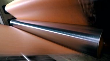 Modern Spunbond üretim fabrikası. Vliseline üretim süreci. Spunbond üretim konveyör hattı. Spunbond Makinesi