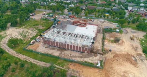 Cantiere vista aerea. Costruzione di una nuova piscina. Costruzione di una struttura metallica per l'edificio futuro — Video Stock