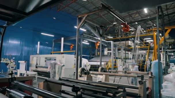 Produção de materiais não tecidos. Planta moderna. Oficina da fábrica de tecidos não tecidos. Loja moderna de materiais não tecidos. interior industrial — Vídeo de Stock